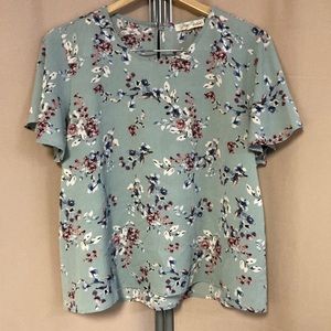 Short sleeved flowy green top